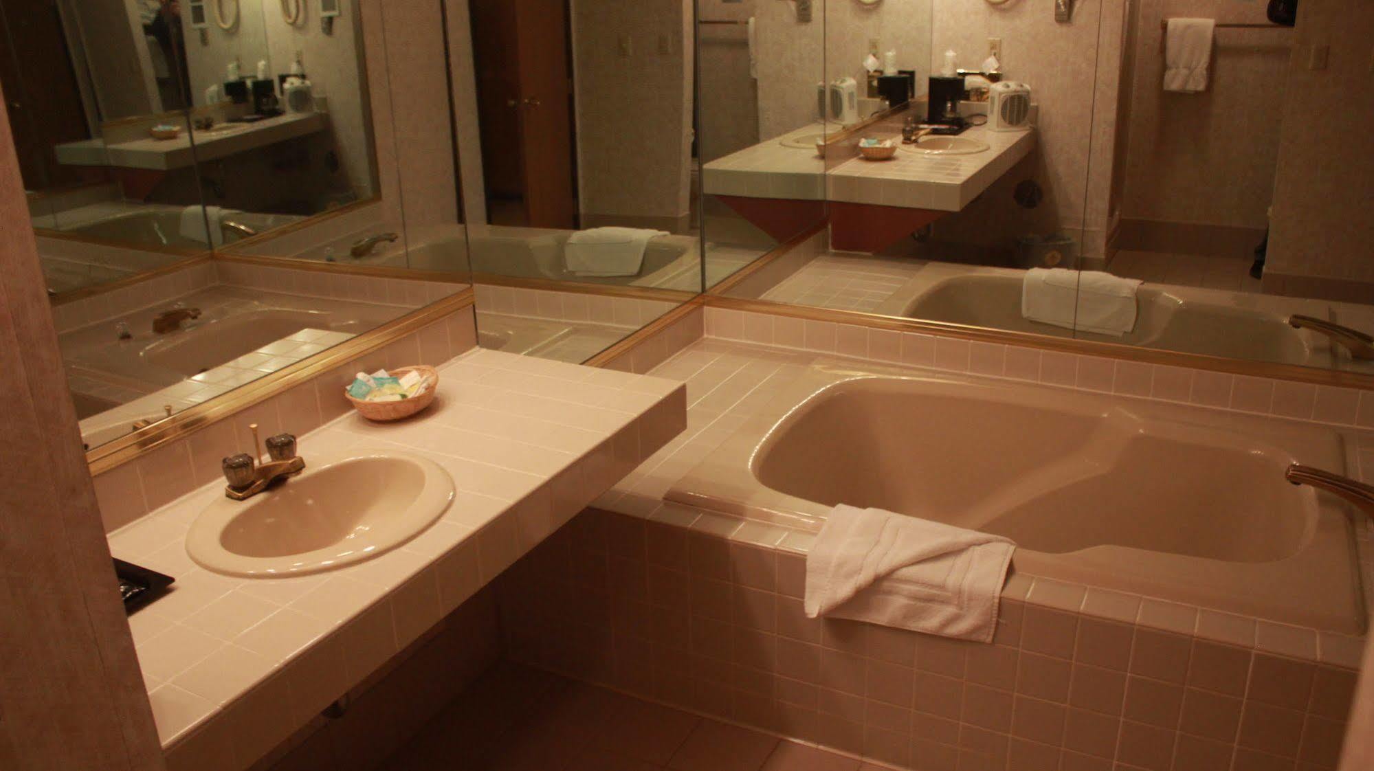 Shawano Four Seasons Resort מראה חיצוני תמונה